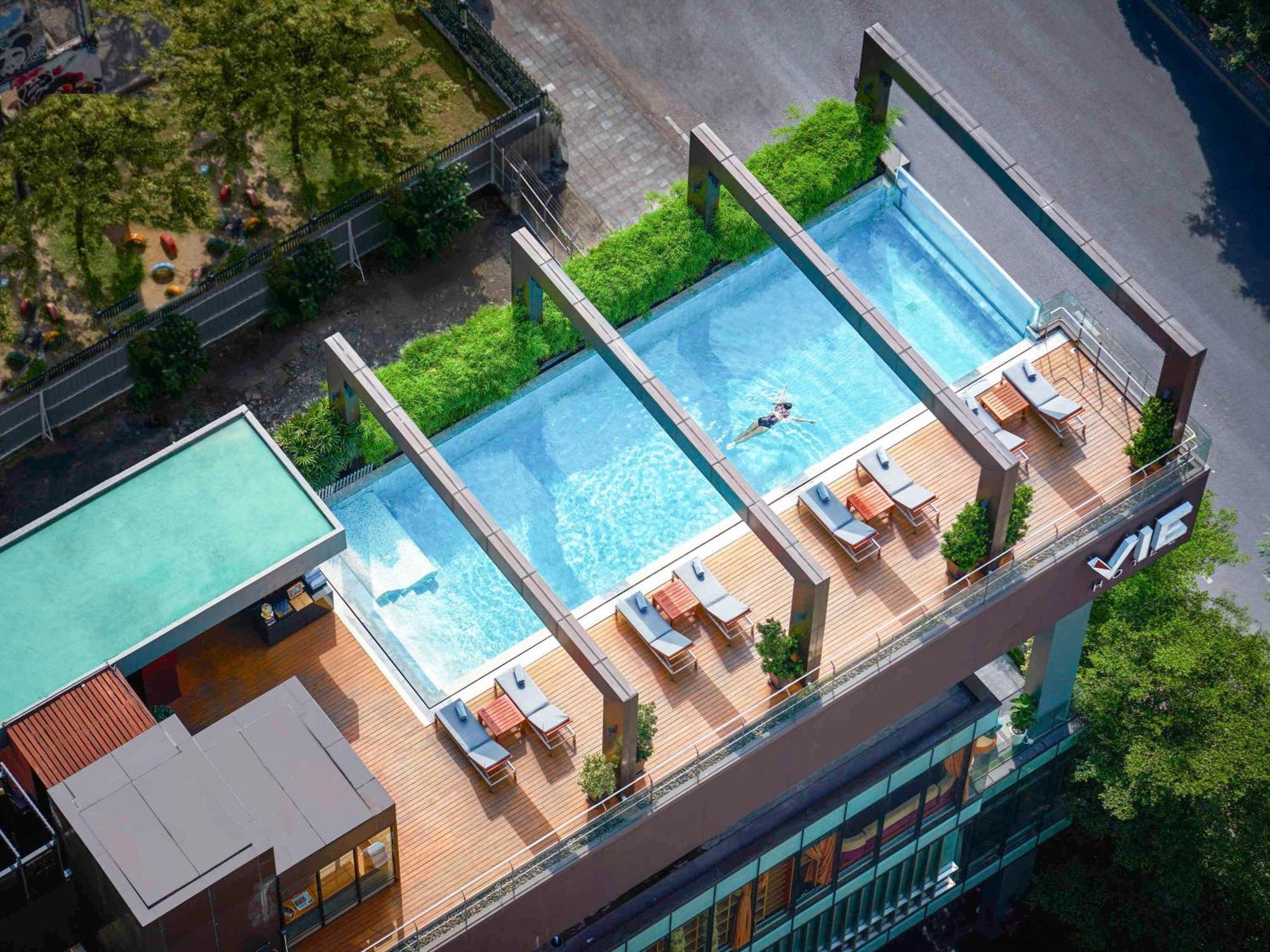 Vie Hotel Bangkok, Mgallery Exterior foto The rooftop pool at the hotel