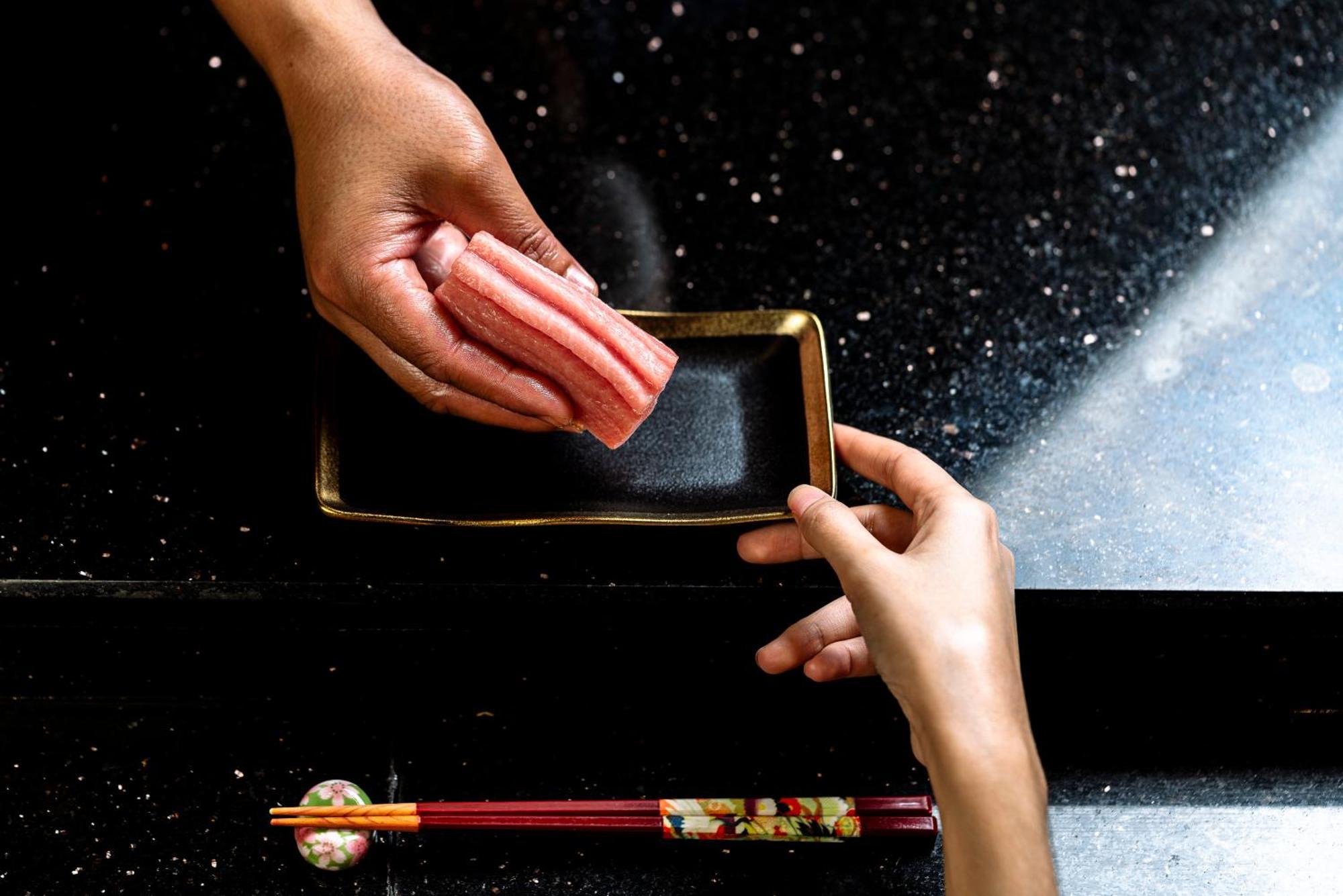 Vie Hotel Bangkok, Mgallery Exterior foto A sushi chef holding a rectangular plate